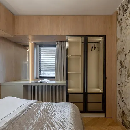 Designer's Delight: Modern 1br Near Center شقة *