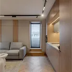 Designer's Delight: Modern 1br Near Center