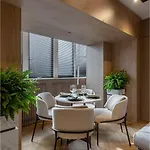 아파트 Designer's Delight: Modern 1br Near Center *