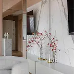 Designer's Delight: Modern 1br Near Center 부쿠레슈티