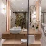 Designer's Delight: Modern 1br Near Center 아파트