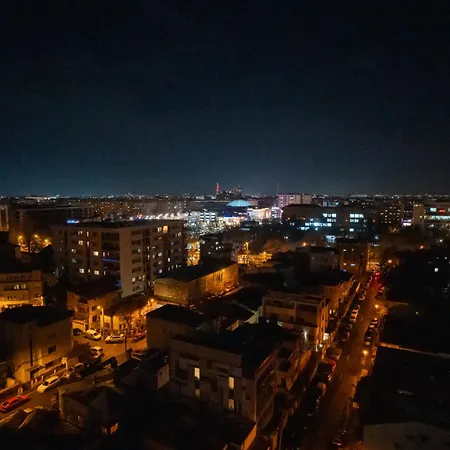 Designer's Delight: Modern 1br Near Center Apartamento Bucarest