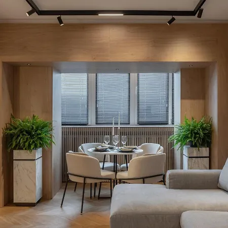 Designer's Delight: Modern 1br Near Center Appartamento