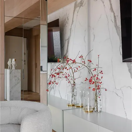 Designer's Delight: Modern 1br Near Center Bukarest