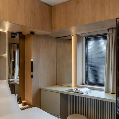 Designer's Delight: Modern 1br Near Center Bukarest