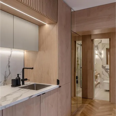 Designer's Delight: Modern 1br Near Center