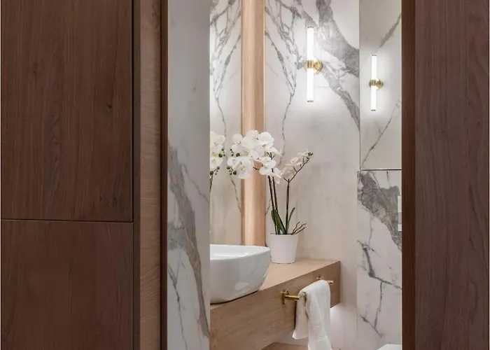 Designer's Delight: Modern 1br Near Center Appartement