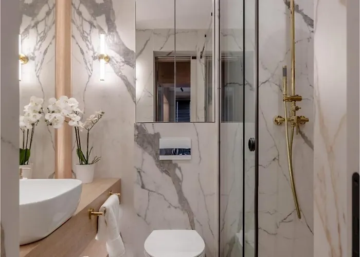 Designer's Delight: Modern 1br Near Center Boekarest