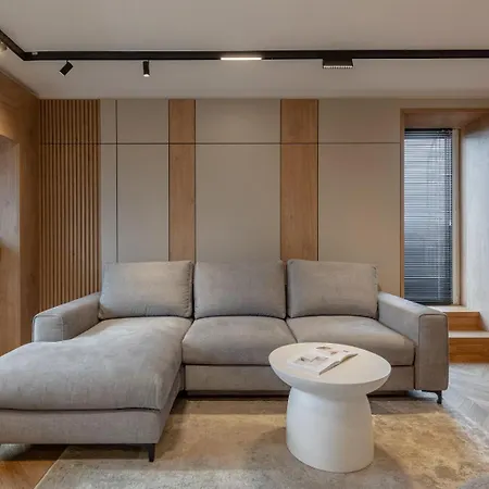 Designer's Delight: Modern 1br Near Center *