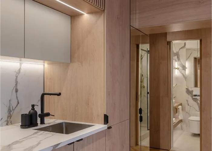 Designer's Delight: Modern 1br Near Center