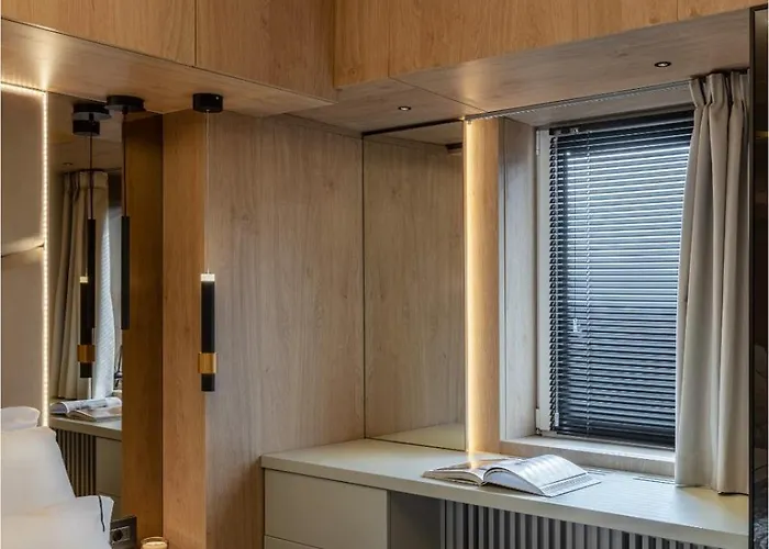 公寓 Designer's Delight: Modern 1br Near Center *